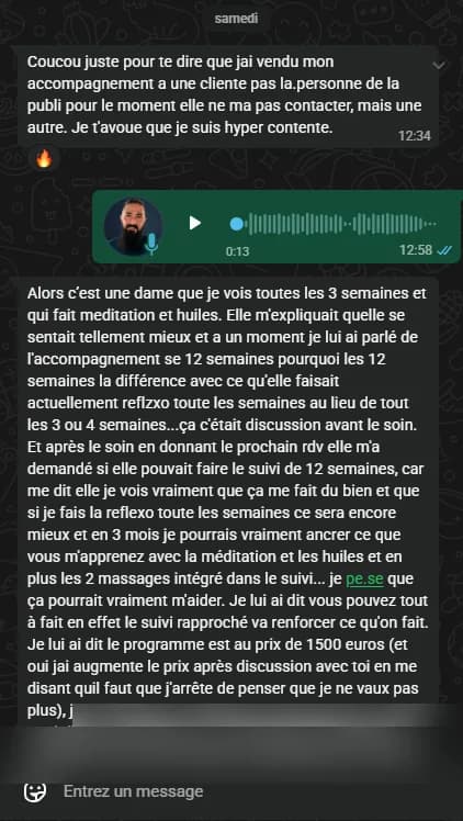 Message WhatsApp d'une réflexologue : « J'ai vendu mon accompagnement à une cliente. Je t'avoue que je suis hyper contente. » Elle explique avoir augmenté son prix après en avoir discuté, en arrêtant de penser qu'elle ne vaut pas plus.