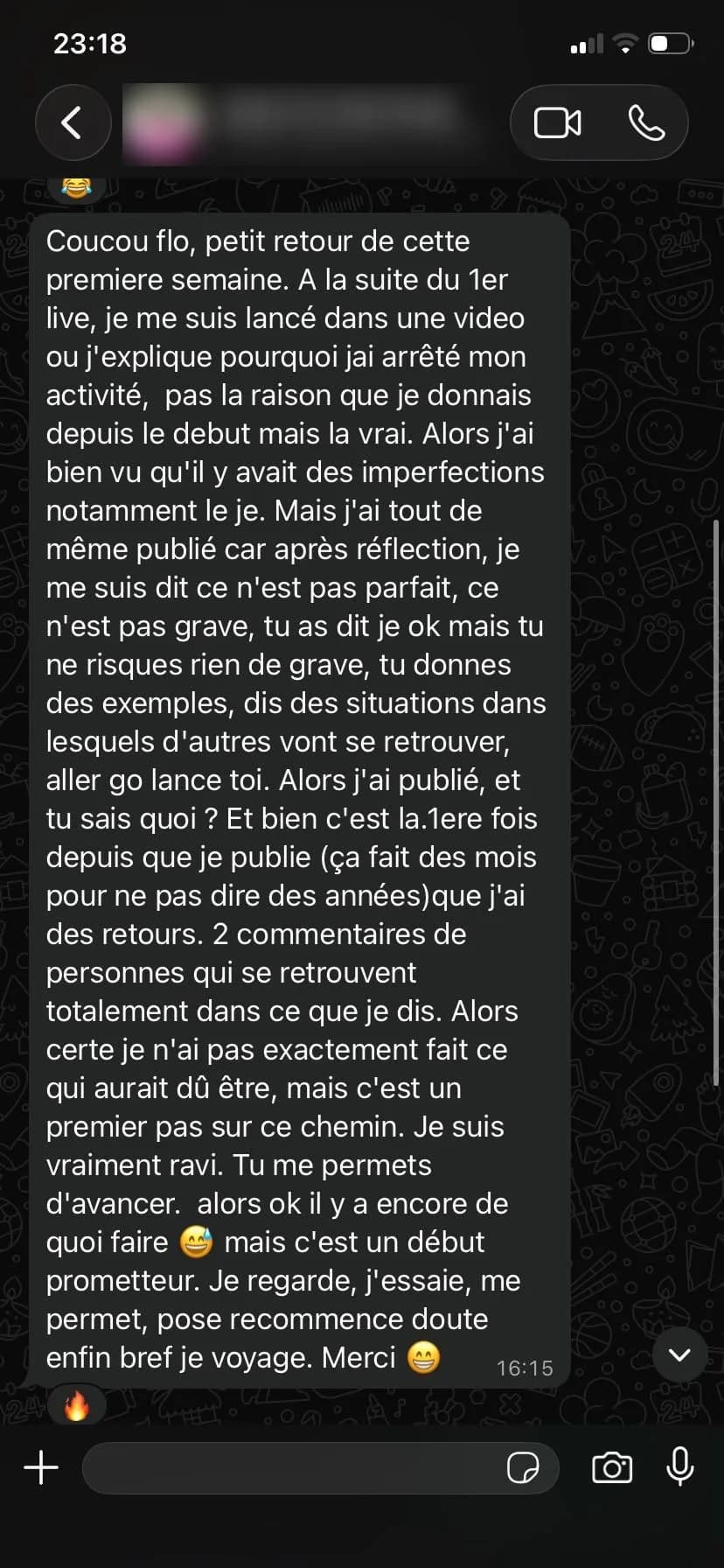Message WhatsApp d'une praticienne après sa première semaine : elle a publié une vidéo imparfaite et, pour la première fois depuis des mois, a reçu 2 commentaires de personnes qui se retrouvent dans ce qu'elle dit. « Tu me permets d'avancer. »